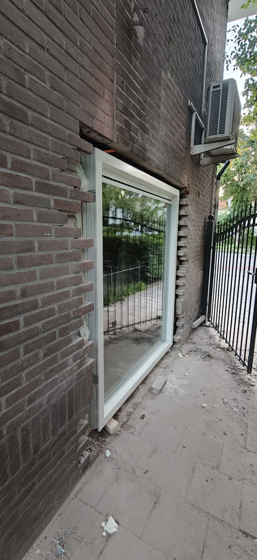 Nieuw kozijn geplaatst in een bestaande bakstenen gevel